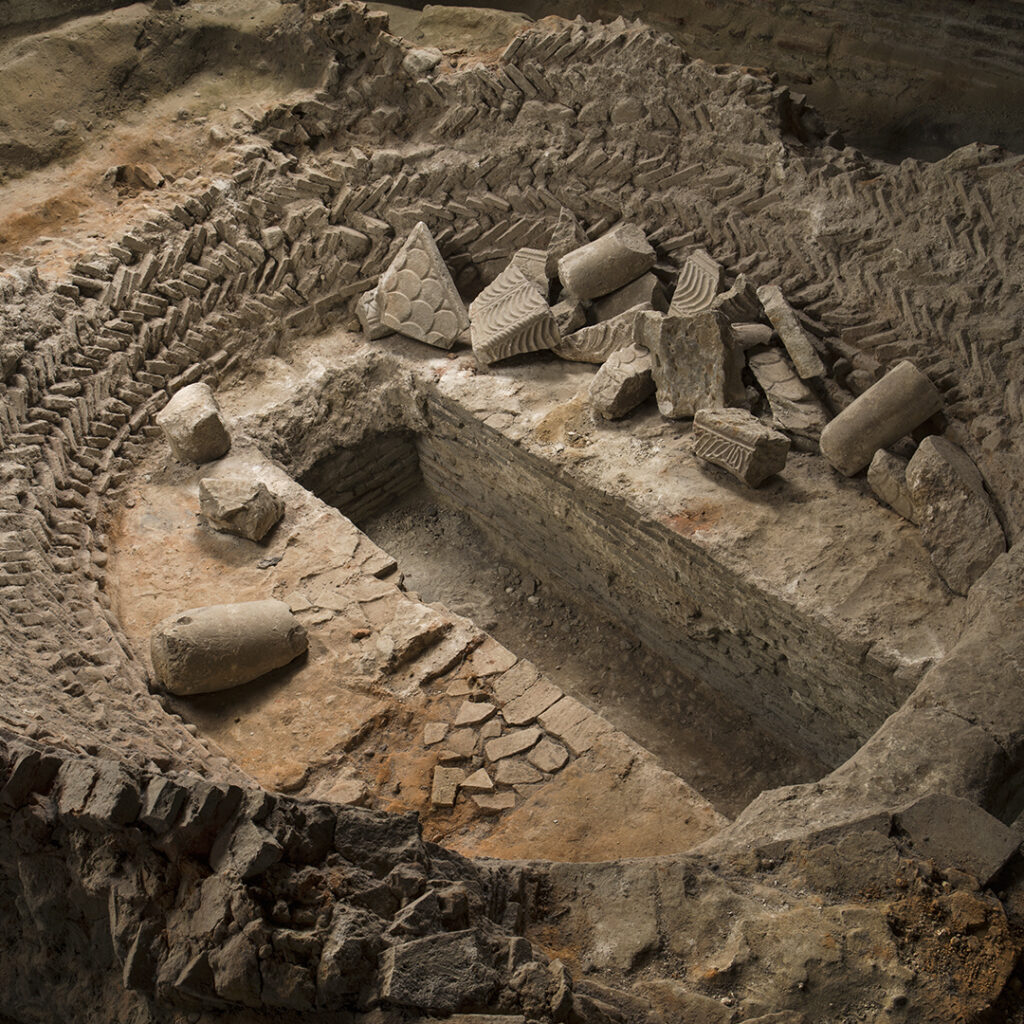 Vestige du four à chaux construit en briques et conservé au sous-sol du musée : on perçoit ses parois circulaires qui s'évasent, des banquettes sur lesquelles sont déposés des fragments de sarcophages et l'alandier central qui était destiné à accueillir le foyer.