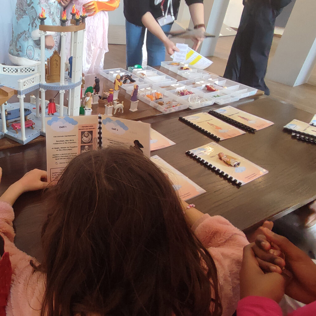 Des enfants participent à une visite du musée.